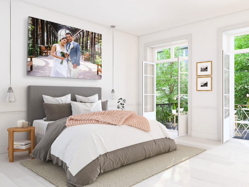 Panneau intérieur ChromaLuxe dans la chambre à coucher avec photographie de mariage.