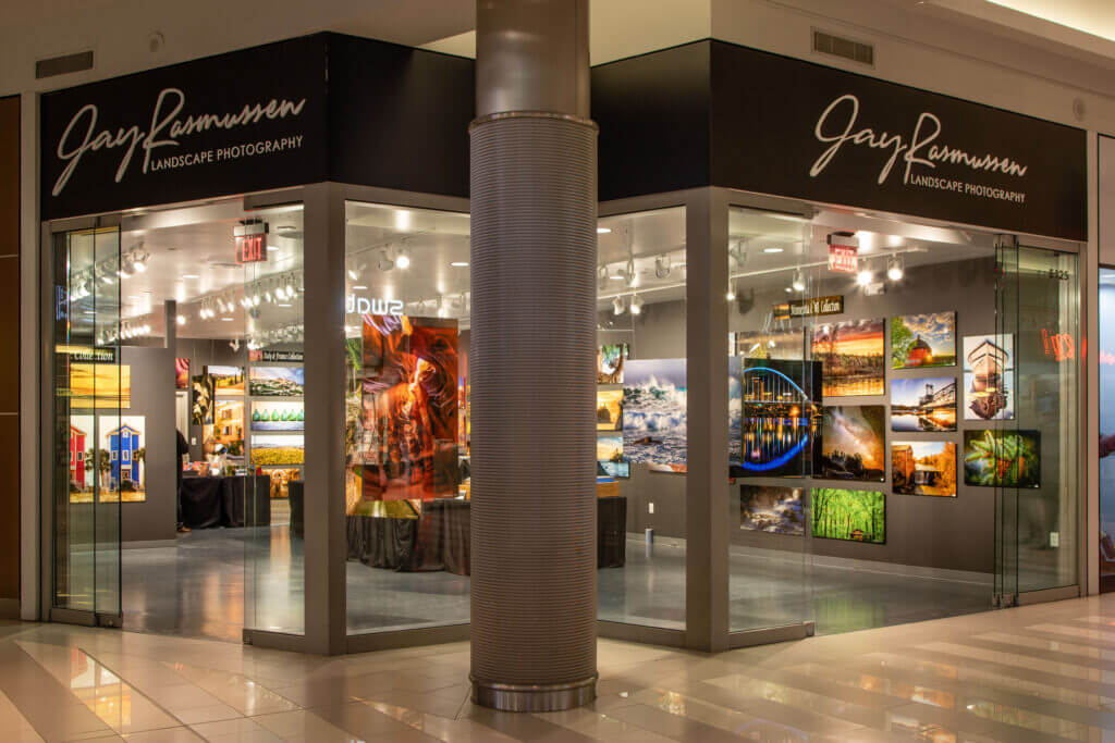 Jay Rasmussens frühere Galerie, die seine Kunstfotografie auf ChromaLuxe-Metalldrucken in der Mall of America ausstellt. 